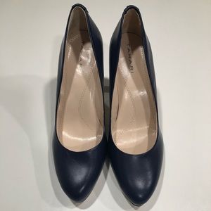 SOLD NWOB Size 8 Tahari Navy Pumps